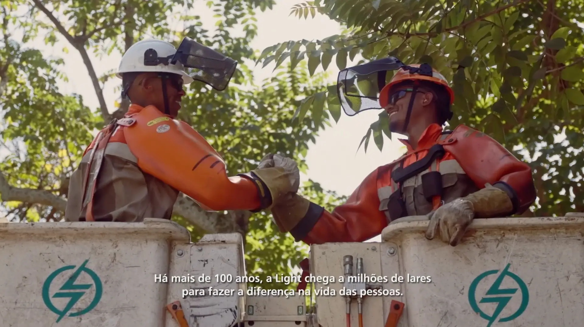Frame de vídeo institucional com foco em reputação corporativa